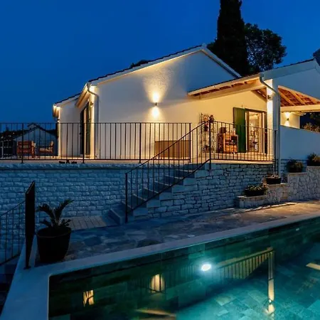 Luxury Dream And Live With Pool By The Splitska
