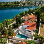 Βίλα Luxury Dream And Live With Pool By The