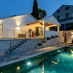 Luxury Dream And Live With Pool By The